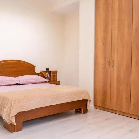 Spacious & Relaxing With Free Parking Apartment