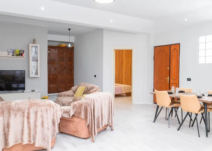 Spacious & Relaxing With Free Parking Apartment Vlorë