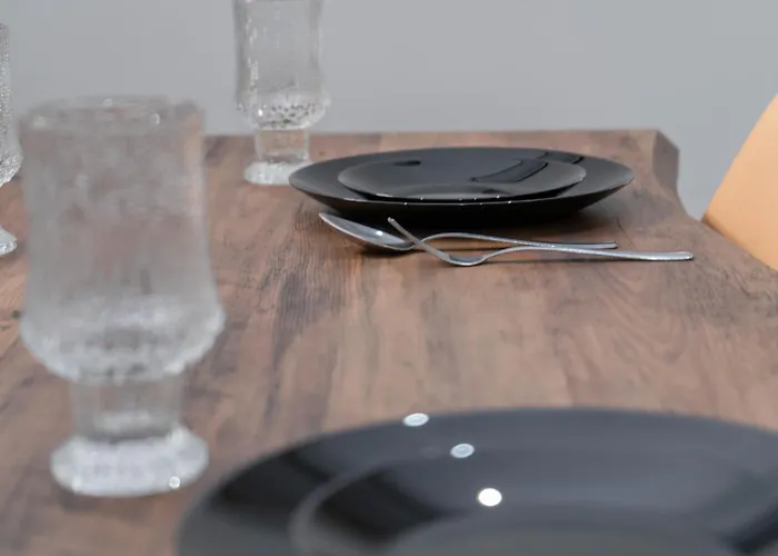 Spacious & Relaxing With Free Parking Apartment