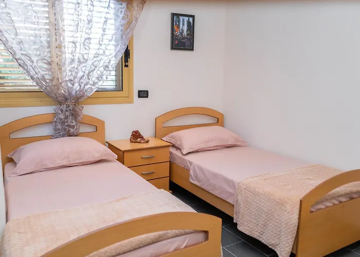 Spacious & Relaxing With Free Parking Apartment