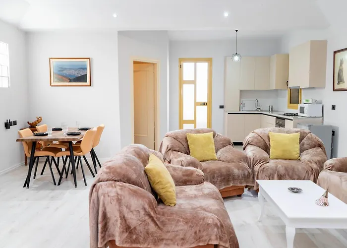 Spacious & Relaxing With Free Parking Apartment *